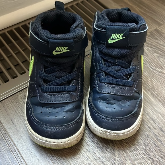 Nikes size 8 - Picture 2 of 5